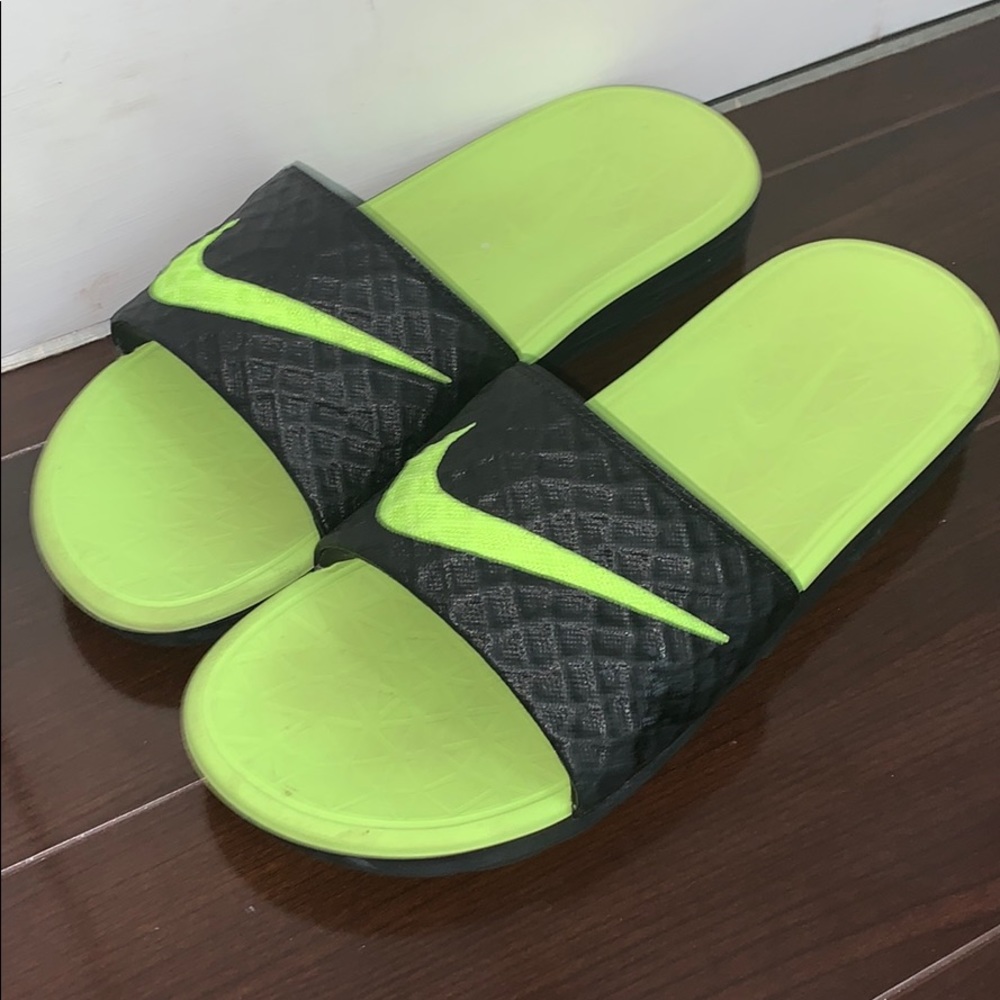💚Nike Neon Green Slides💚(Used) (New conditions)✨